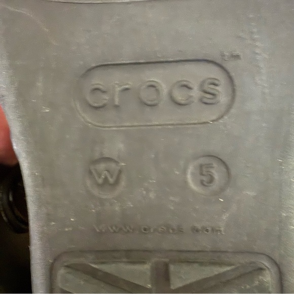 Crocs Women's Sanrah Liquid Silver Teardrop Black Flip Flop sandal size 5 shoe - Picture 12 of 13